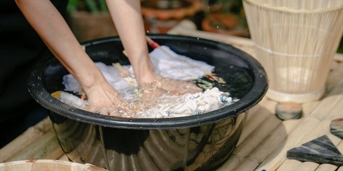 Gambar 1 – Cara menghilangkan noda minyak pada kaos dengan cepat Gambar 1 - Cara menghilangkan noda minyak pada kaos dengan cepat